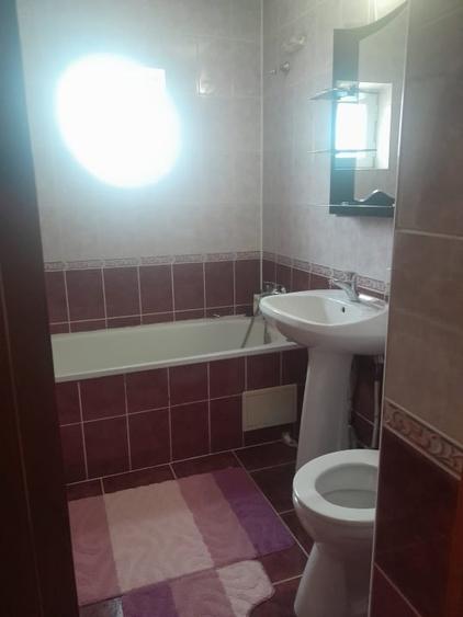Apartament cu 4 camere decomandat, mobilat în Spital