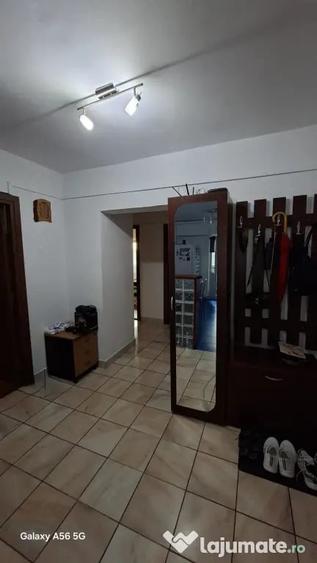 Apartament cu 3 camere decomandat în Scriitorilor