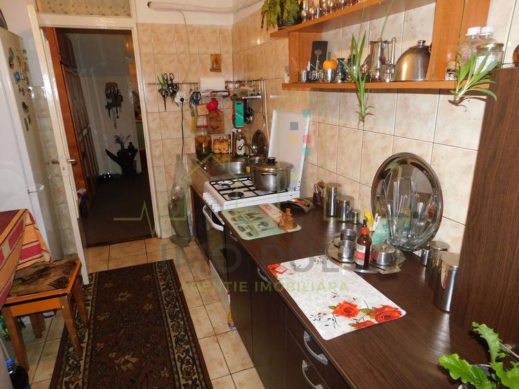 Apartament cu 3 camere decomandat, mobilat în Dâmbovița