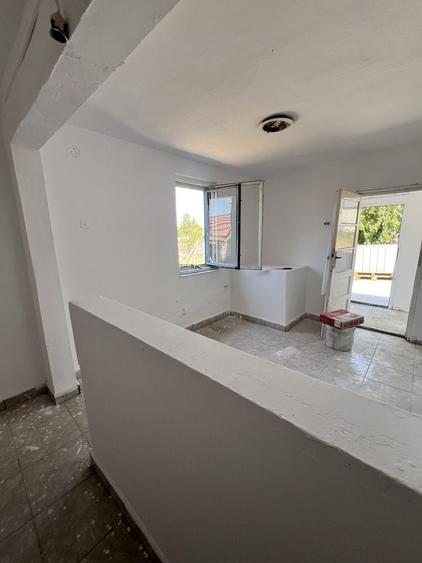Casă cu 3 camere semidecomandat în Cuvin