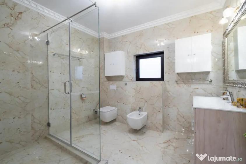 Casă cu 7 camere cu Teren 492 Mp în 1 Decembrie