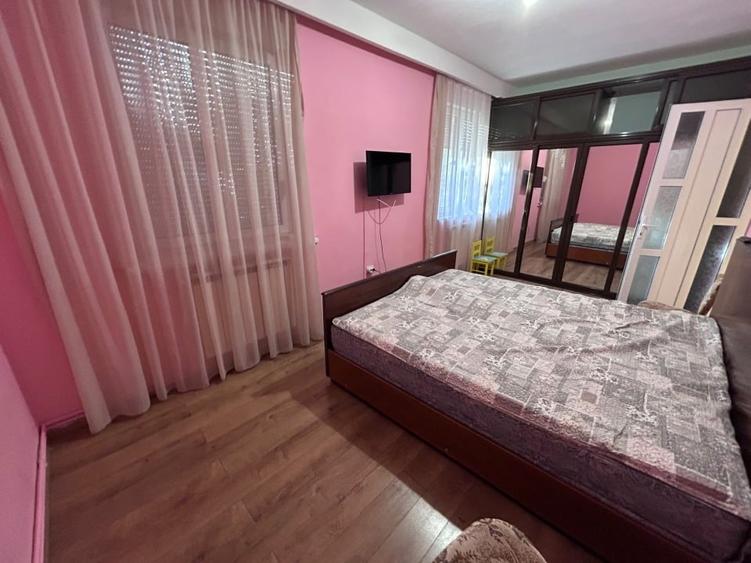 Apartament cu 3 camere semidecomandat, mobilat în Sud