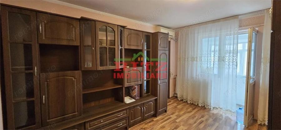 Apartament cu 3 camere semidecomandat în Central