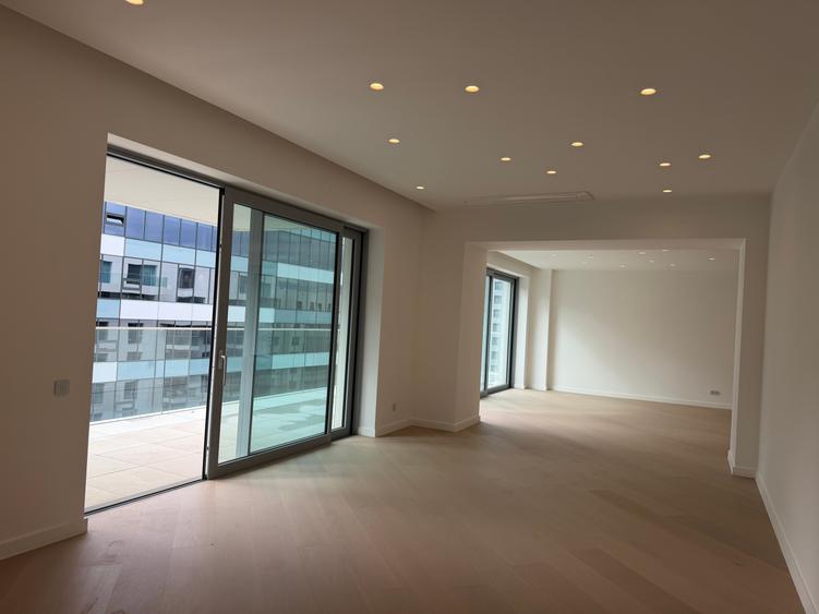 Apartament cu 4 camere decomandat în Aviației