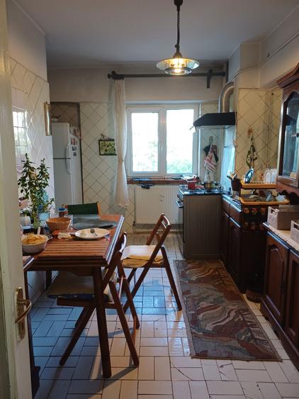 Apartament cu 4 camere decomandat în Calea București