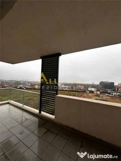 Apartament cu 3 camere semidecomandat în Fundeni