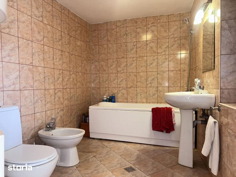 Casă cu 8 camere cu Teren 653 Mp în Răzvad