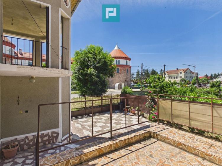 Casă individuală cu 10 camere cu Teren 503 Mp în Central