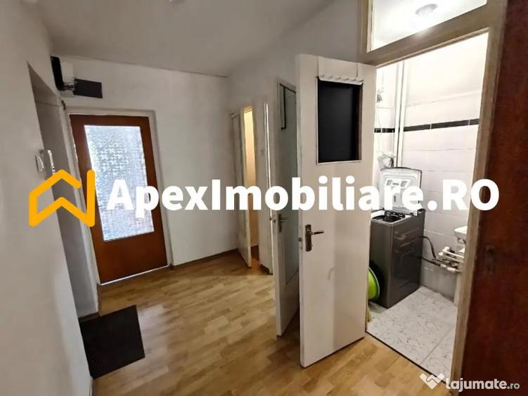 Apartament cu 3 camere semidecomandat în Universitate