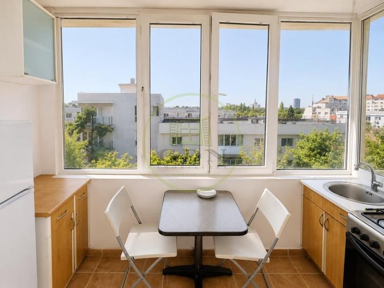 Apartament cu 4 camere semidecomandat, mobilat în Băneasa
