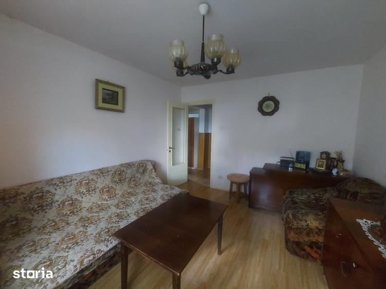 Apartament cu 3 camere decomandat în Aleea Trandafirilor