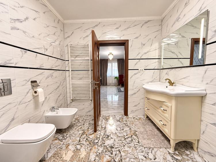 Casă individuală cu 6 camere cu Canalizare în Corbu
