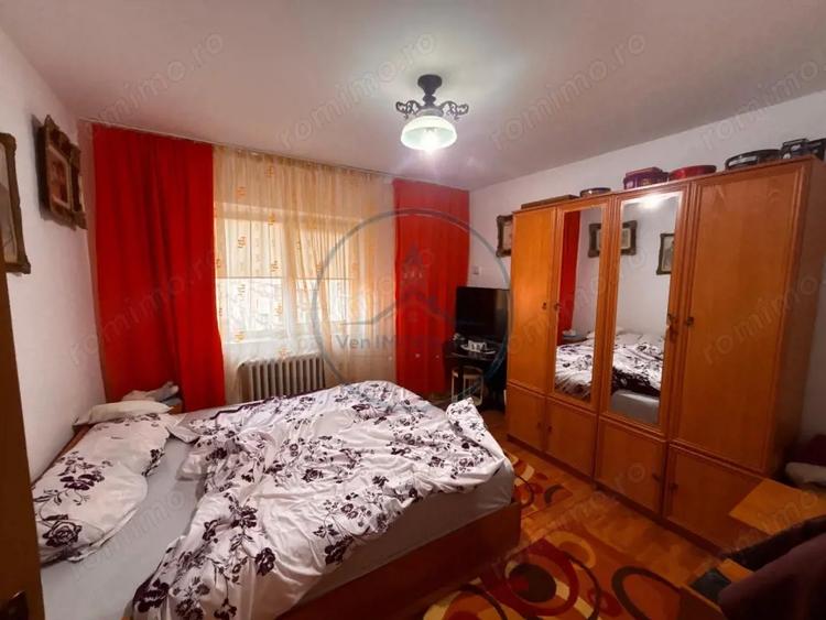 Apartament cu 4 camere decomandat, mobilat în Calea Moldovei