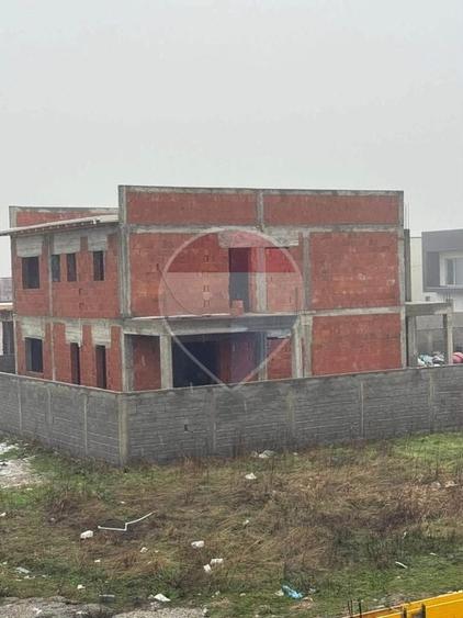 Casă individuală cu 5 camere cu Teren 500 Mp în Central