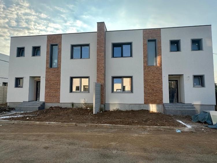 Duplex cu 4 camere cu Canalizare în 1 Decembrie 1918