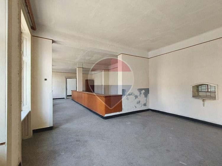 Casă individuală cu 18 camere cu Teren 666 Mp în Central