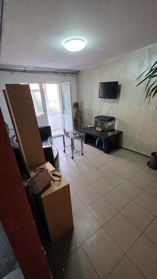 Apartament cu 3 camere semidecomandat în Km 5
