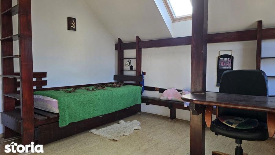 Casă cu 5 camere cu Teren 900 Mp în Zăvoi