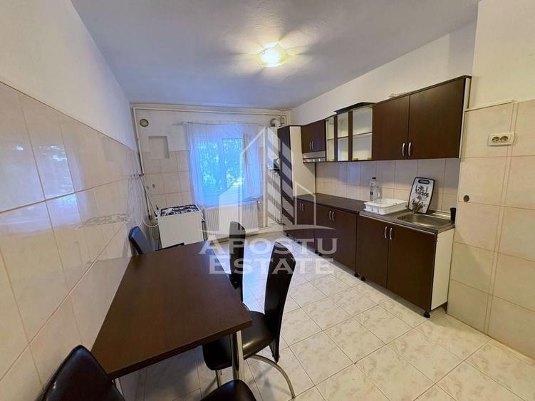 Apartament cu 3 camere decomandat, mobilat în Soarelui