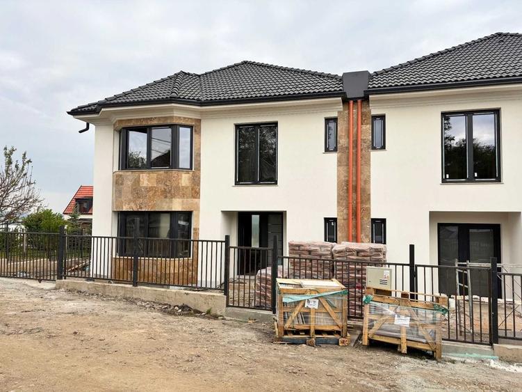 Duplex cu 5 camere cu Canalizare în Exterior Sud