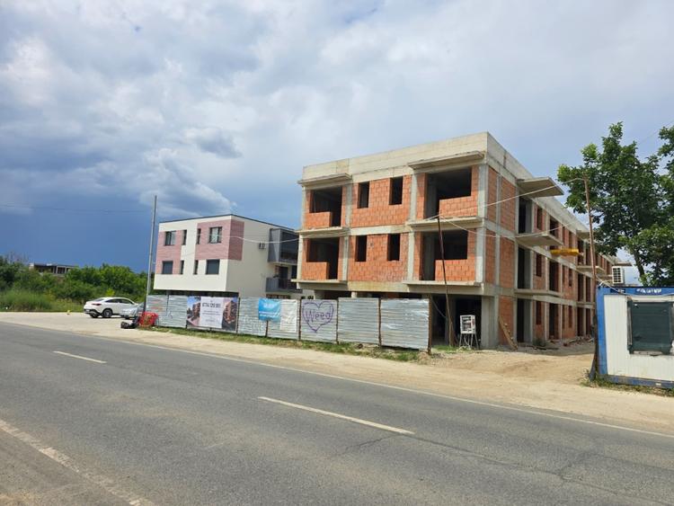 Apartament cu 2 camere semidecomandat în Tunari