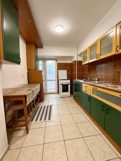 Apartament cu 3 camere decomandat, mobilat în P-ța Victoriei