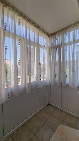 Apartament cu 4 camere semidecomandat în Craiovița Nouă