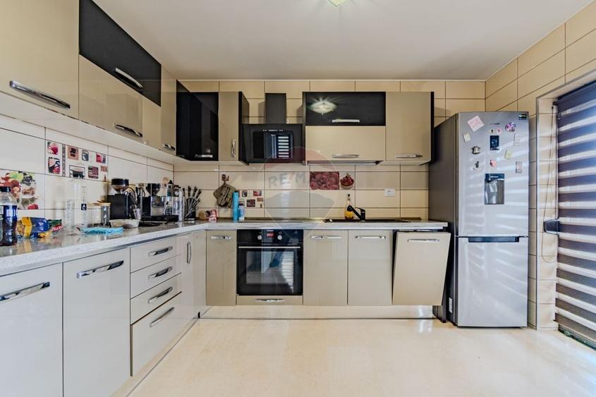Casă cu 9 camere cu Teren 463 Mp în Stupini