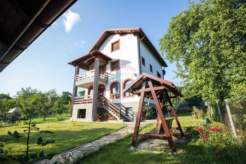 Casă / Vilă cu 8 camere de vânzare - 40