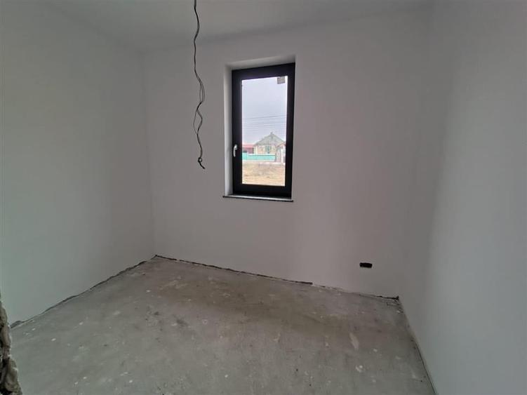 Casă individuală cu 4 camere cu Canalizare în Lisaura
