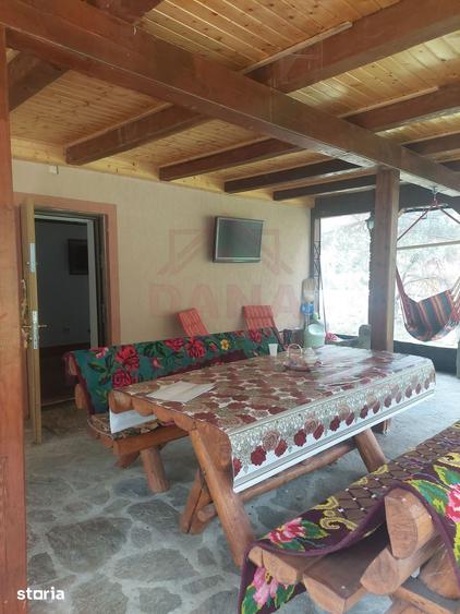 Casă cu 5 camere cu Teren 1100 Mp în Zăvoi