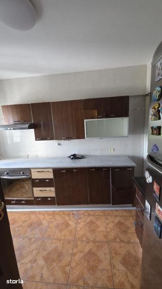 Apartament cu 4 camere decomandat în Tei