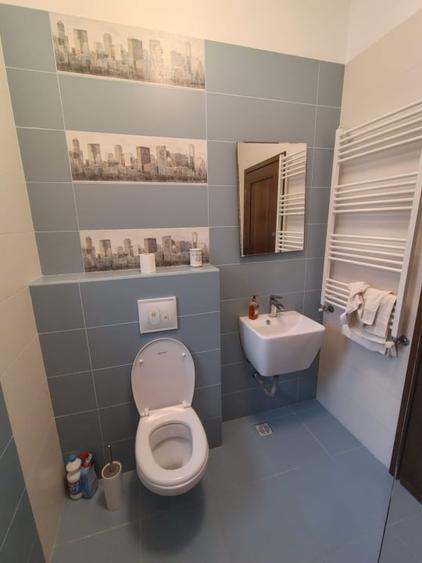 Apartament cu 3 camere semidecomandat, mobilat în Central