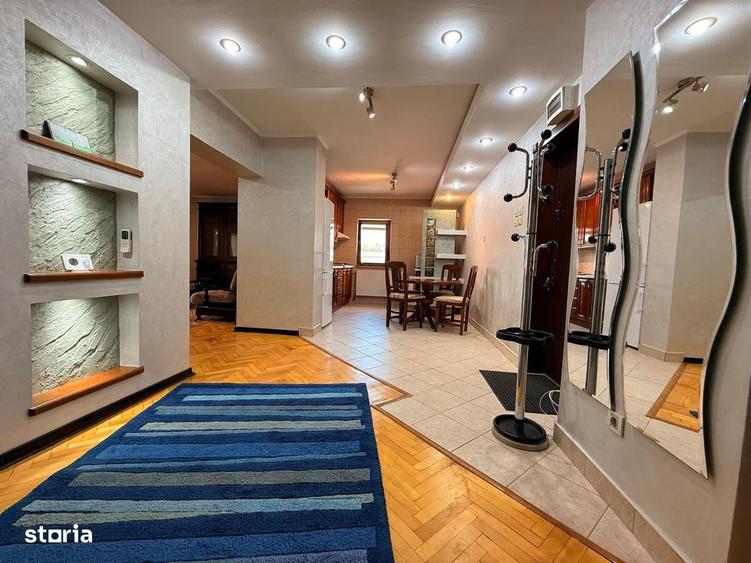 Apartament cu 4 camere decomandat în Palat