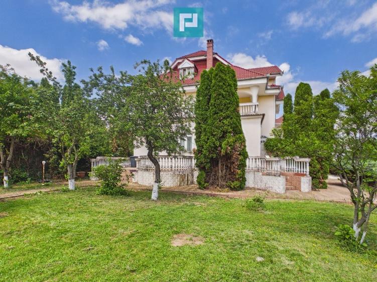 Casă cu 8 camere cu Teren 1200 Mp în Sânmartin