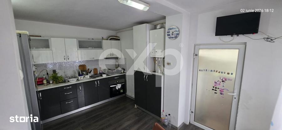 Casă cu 8 camere cu Teren 577 Mp în Aninoasa