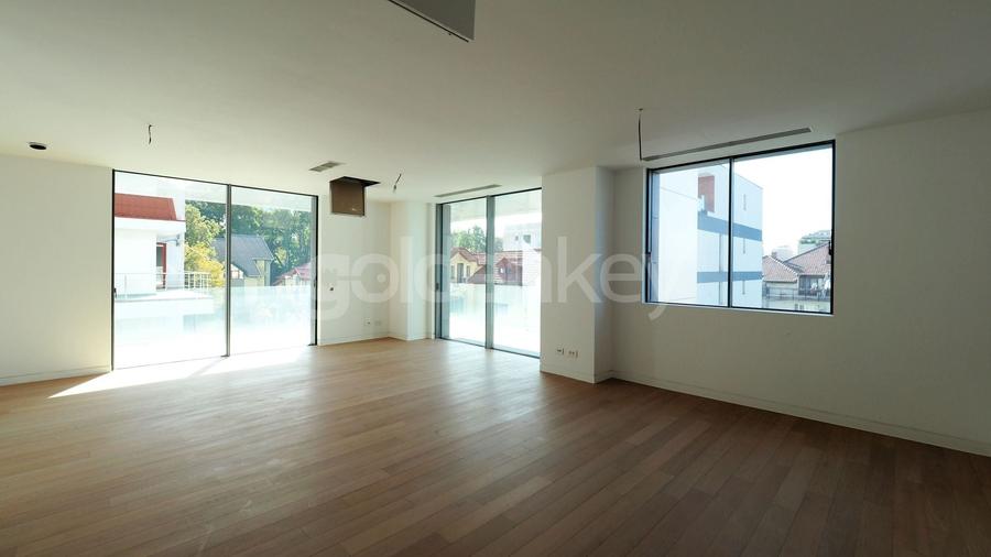 Apartament cu 4 camere decomandat în Floreasca