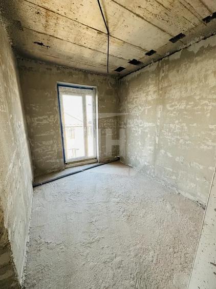 Apartament cu 4 camere semidecomandat în Europa