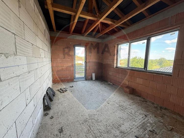Casă individuală cu 5 camere cu Teren 343 Mp în Central