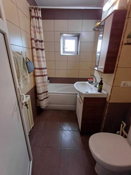 Apartament cu 3 camere decomandat în Micro 11