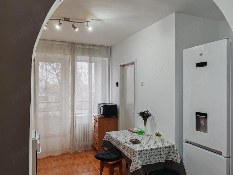 Apartament cu 3 camere semidecomandat, mobilat în Cantemir