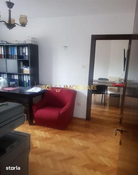 Apartament cu 4 camere, mobilat în Regie
