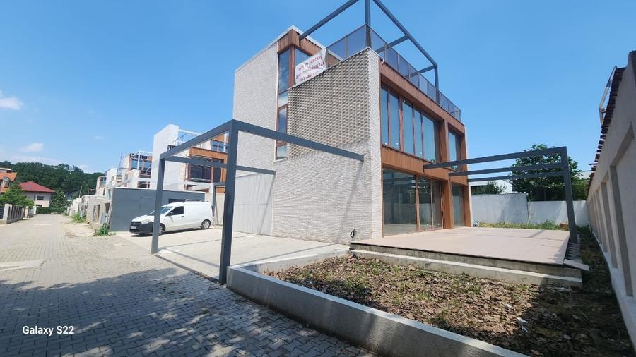 Casă individuală cu 5 camere cu Teren 425 Mp în Central