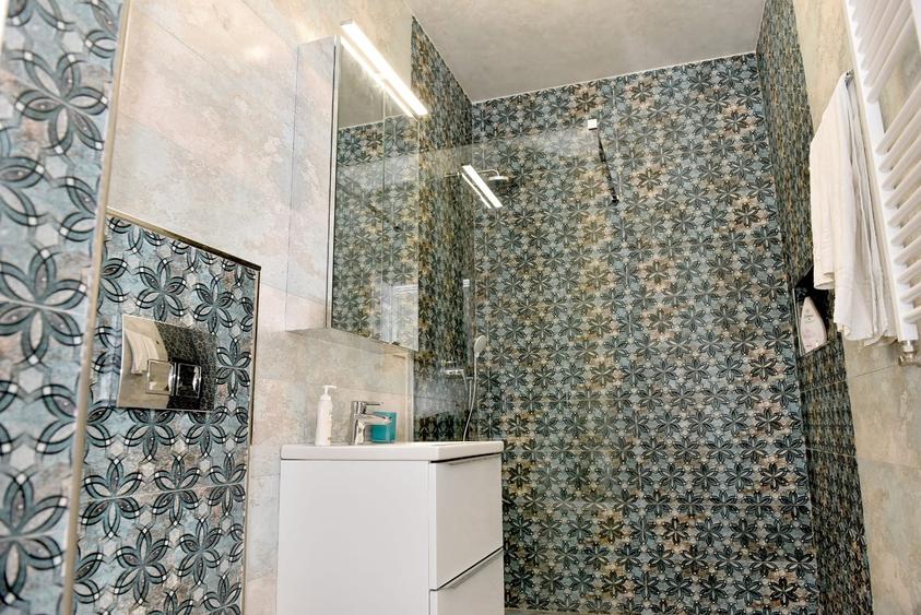 Apartament cu 3 camere decomandat, mobilat în Faleza Nord