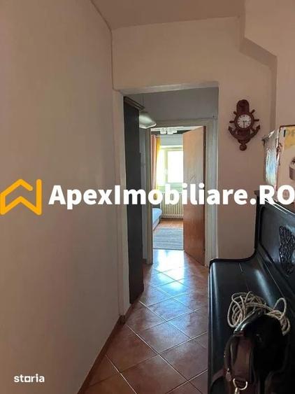 Apartament cu 4 camere decomandat în Tei