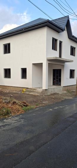 Casă cu 4 camere cu Canalizare în Nord-Est