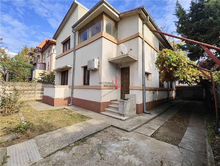 Casă individuală cu 7 camere cu Canalizare în Domenii