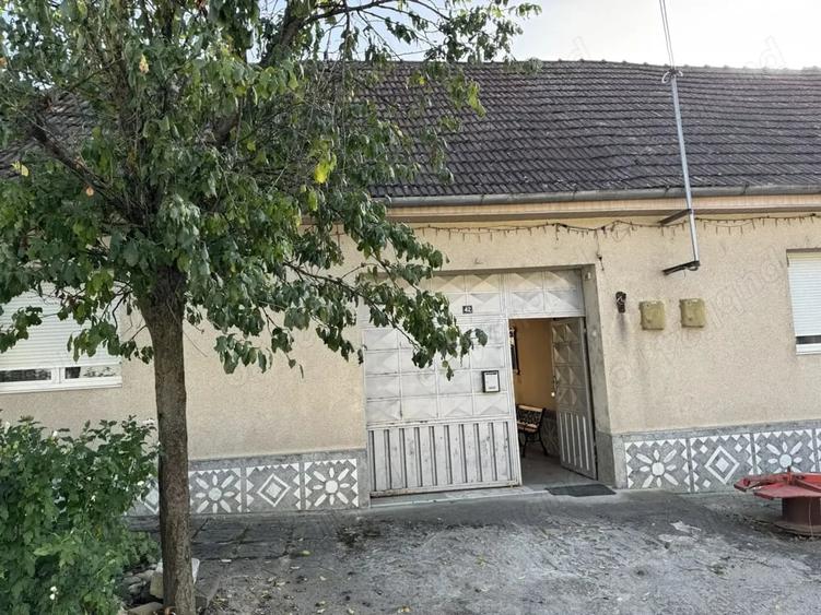 Casă cu 5 camere în Moniom