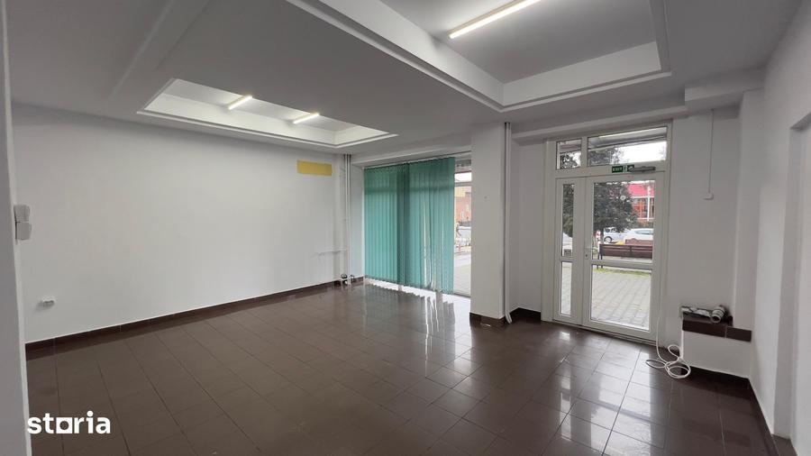Spațiu comercial, de 55 mp, în Petros