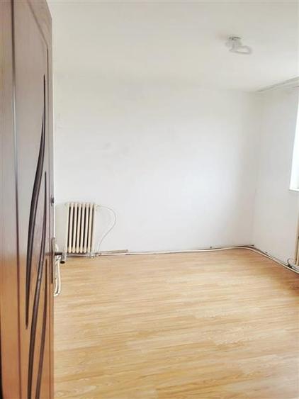 Apartament cu 3 camere semidecomandat în 9 Mai